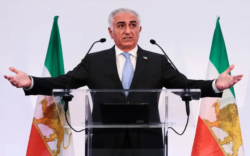 ইরানের নিরাপত্তা বাহিনীকে ক্ষমতা ছাড়তে বললেন পাহলভি