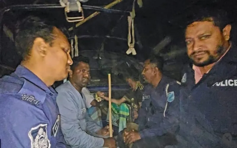 গাজীপুরে পুলিশের ওপর গ্রামবাসীর হামলা: হাতকড়াসহ ২ আসামিকে ছিনতাই