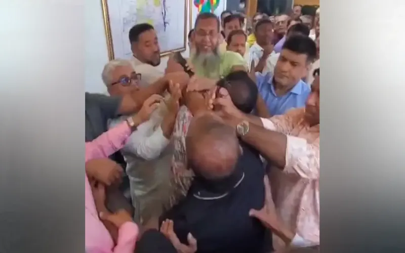 বগুড়ায় নির্বাচন অফিসে বিএনপির দুই নেতার হাতাহাতি