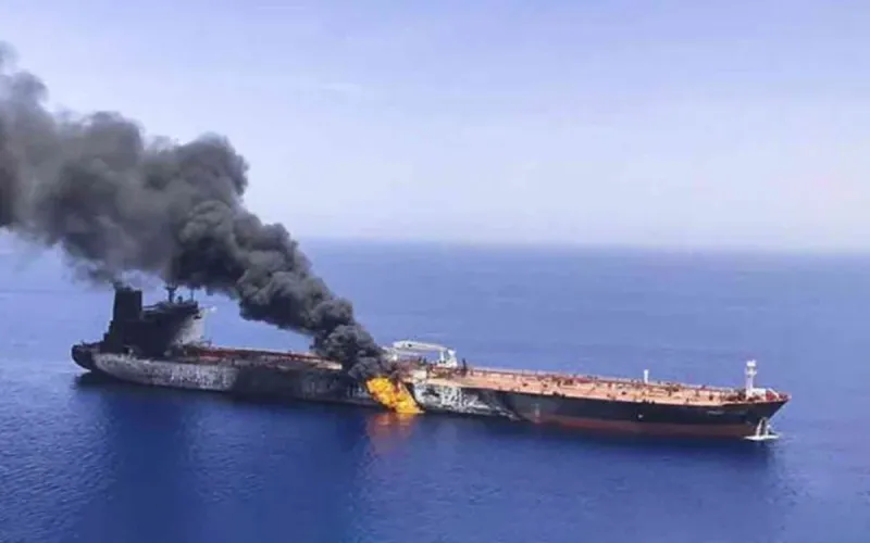 ওমান উপকূলে তেলের ট্যাংকারে হামলা, ক্রু নিহত