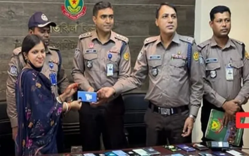 হারিয়ে যাওয়া ৫০টি মোবাইল ফোন উদ্ধার করে মালিকদের বুঝিয়ে দিল পল্টন মডেল থানা পুলিশ